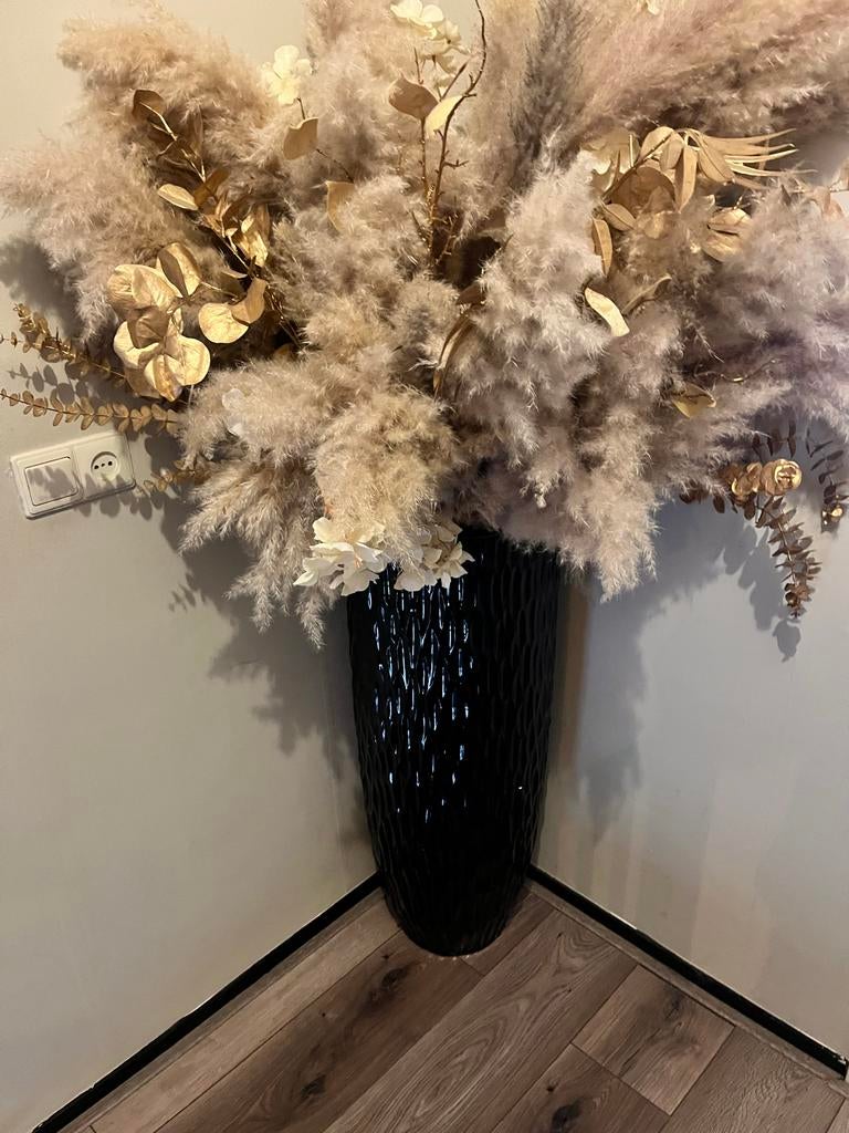 Grote zwarte vaas met pampasgras en gouden decoratie, Ophalen of Verzenden