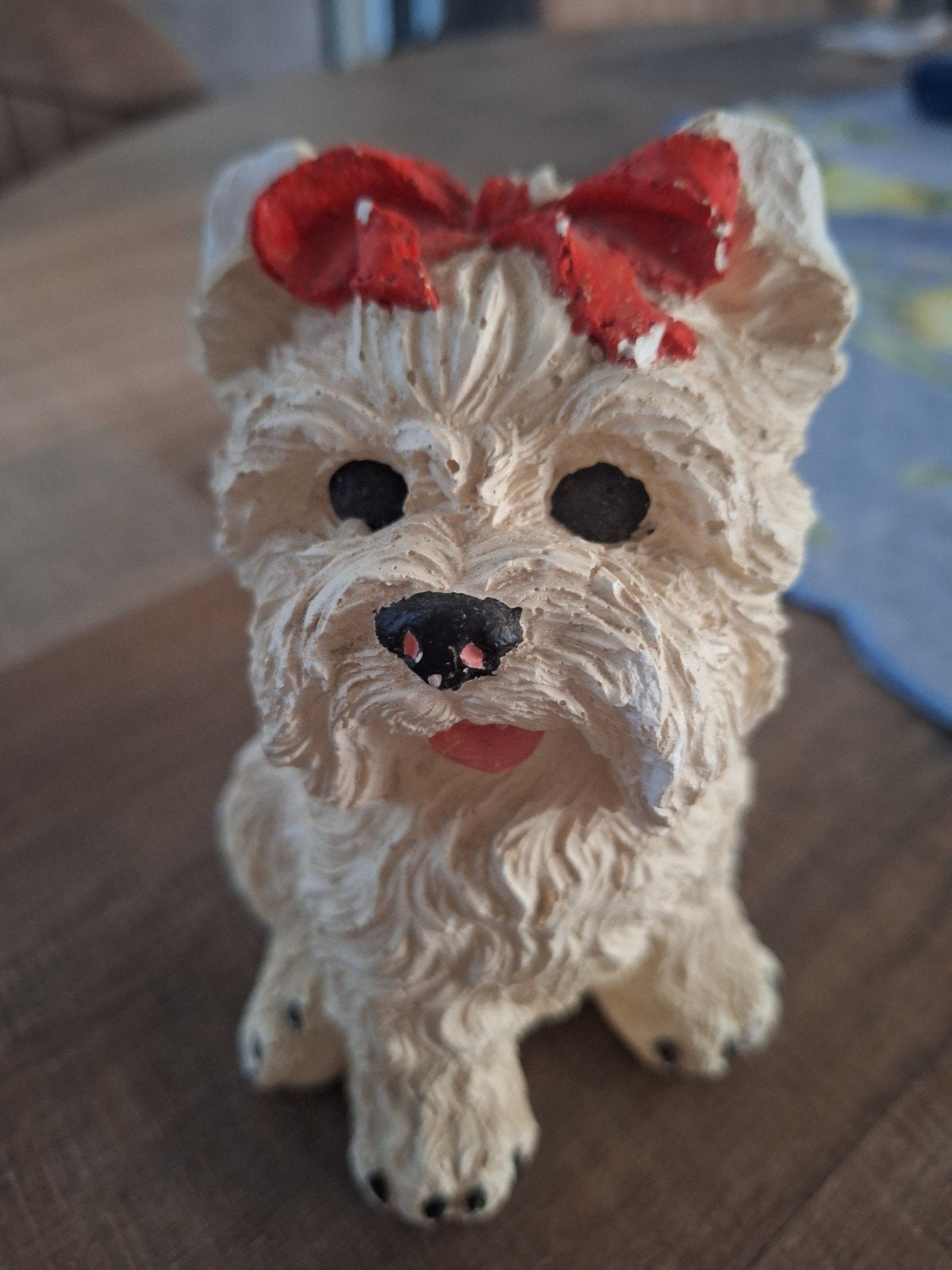 Schattig beeldje van een Yorkshire Terrier met rode strik, Verzamelen, Beelden en Beeldjes, Ophalen of Verzenden