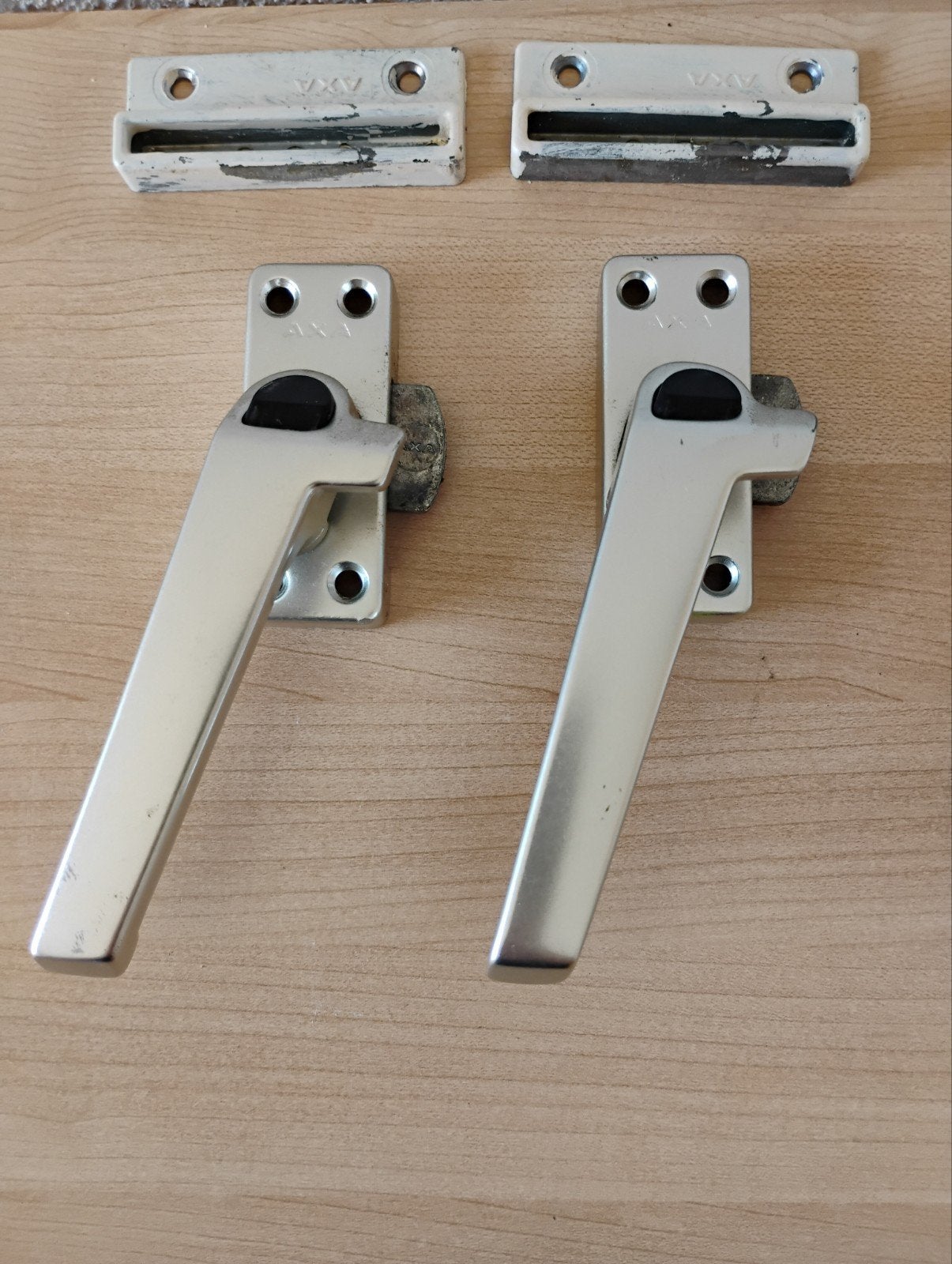 Set van 2 AXA raamklinken - Zo goed als nieuw, Ophalen of Verzenden, Zo goed als nieuw, Overige materialen, Klink of Kruk