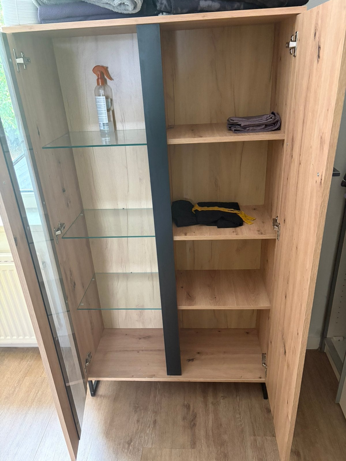 Moderne Vitrinekast met Glazen Deuren en Houten Planken, Huis en Inrichting, Kasten | Kledingkasten, Ophalen, 50 tot 100 cm, Zo goed als nieuw