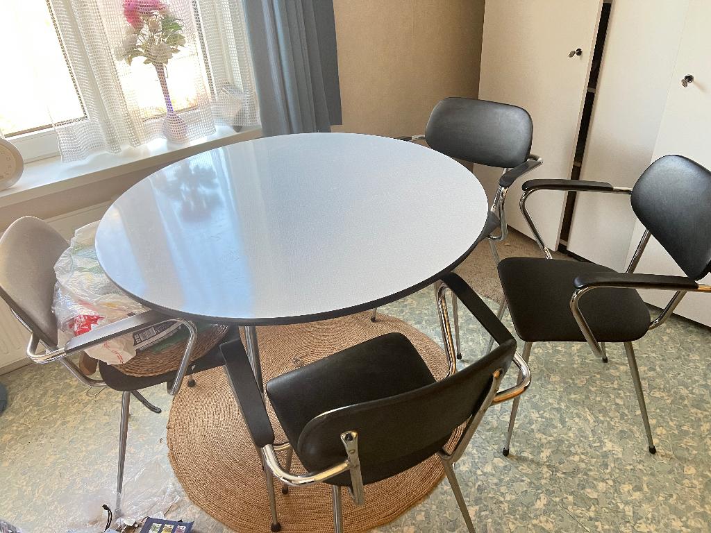 Vintage (50/60’s) formica tafel&4zwarte stoelen, Huis en Inrichting, Tafels | Eettafels, Ophalen, Rond, Zo goed als nieuw, Vintage 50/60’s