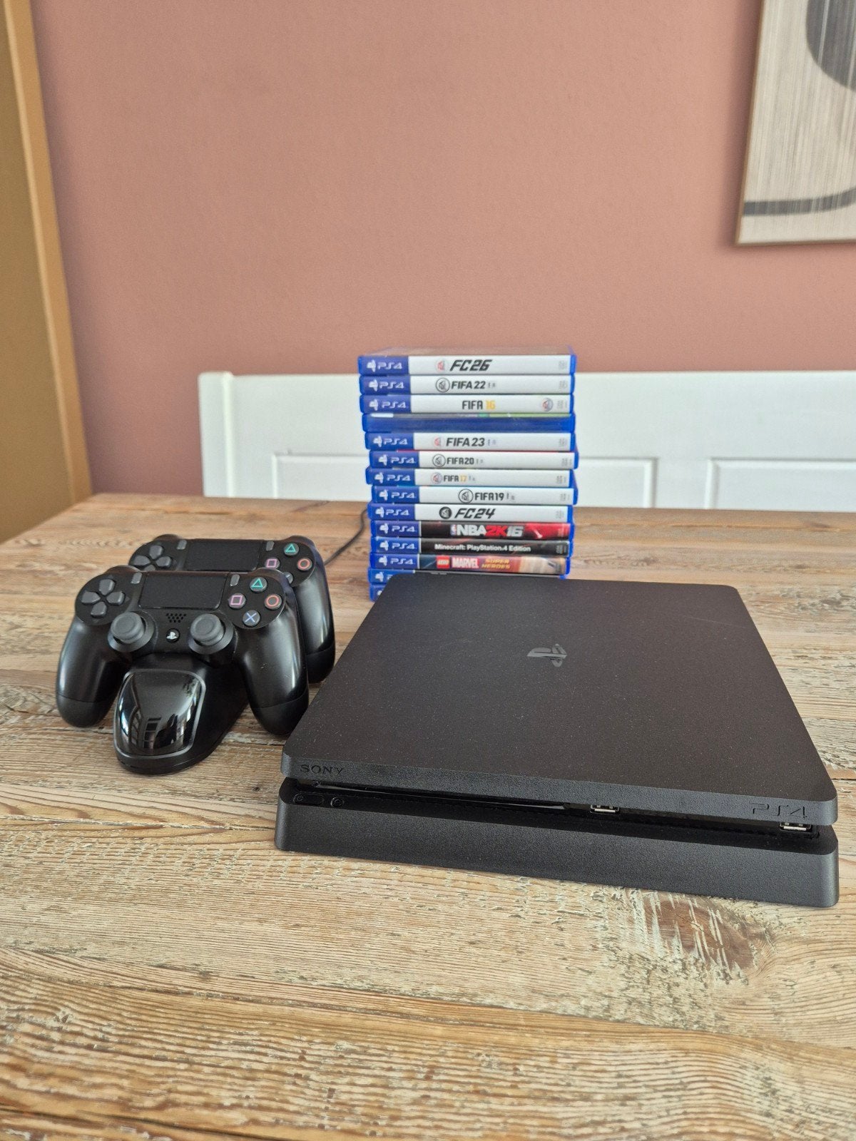 PlayStation 4 Slim 1TB, 2 controllers, laaddock en 14 games, Met 2 controllers, Ophalen of Verzenden, 1 TB, Slim