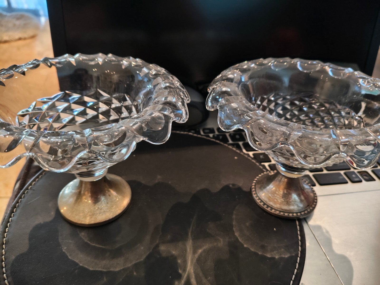 Kristallen schaaltjes met zilveren voet, Ophalen