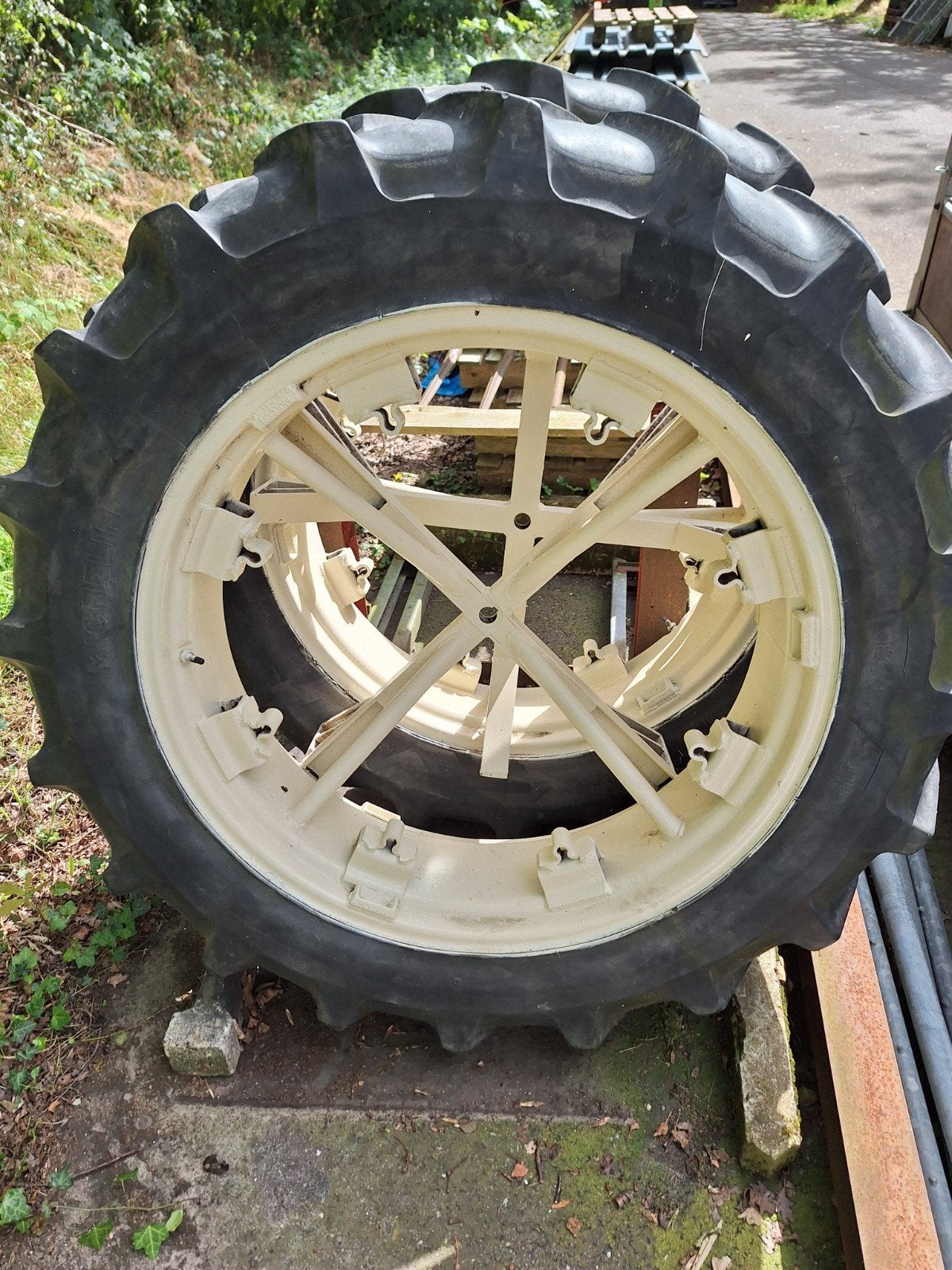 Dubbellucht wielen met spindels voor McCormick trekker, Ophalen