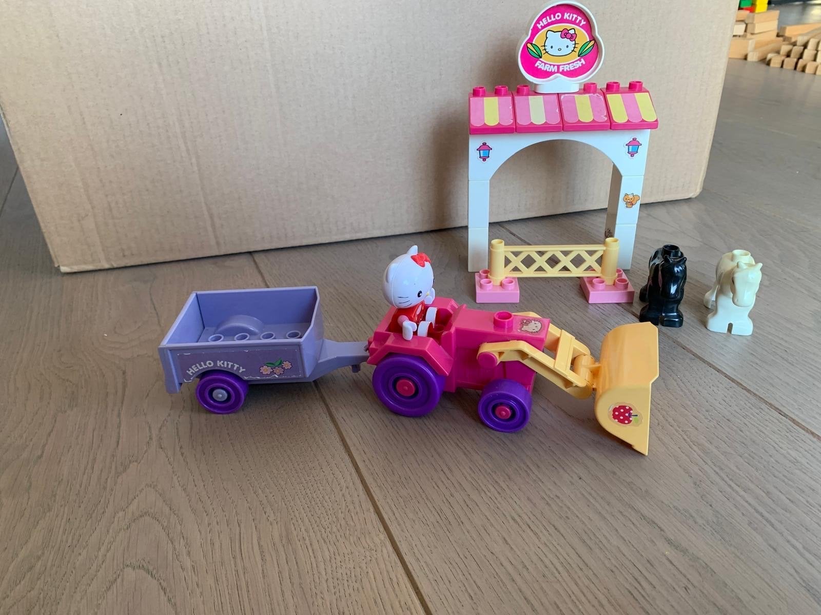 Hello Kitty Farm Fresh speelset met tractor en figuren, Ophalen of Verzenden, Gebruikt, Overige merken