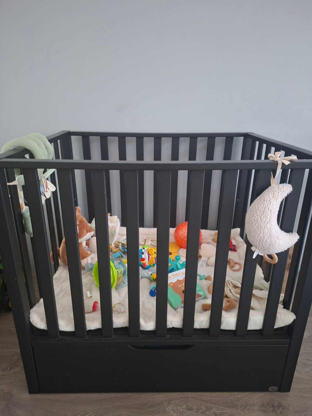 Zwarte box twf met grote lade, gekocht bij babydump, Ophalen, Zo goed als nieuw, Rechthoekig, Boxkleed