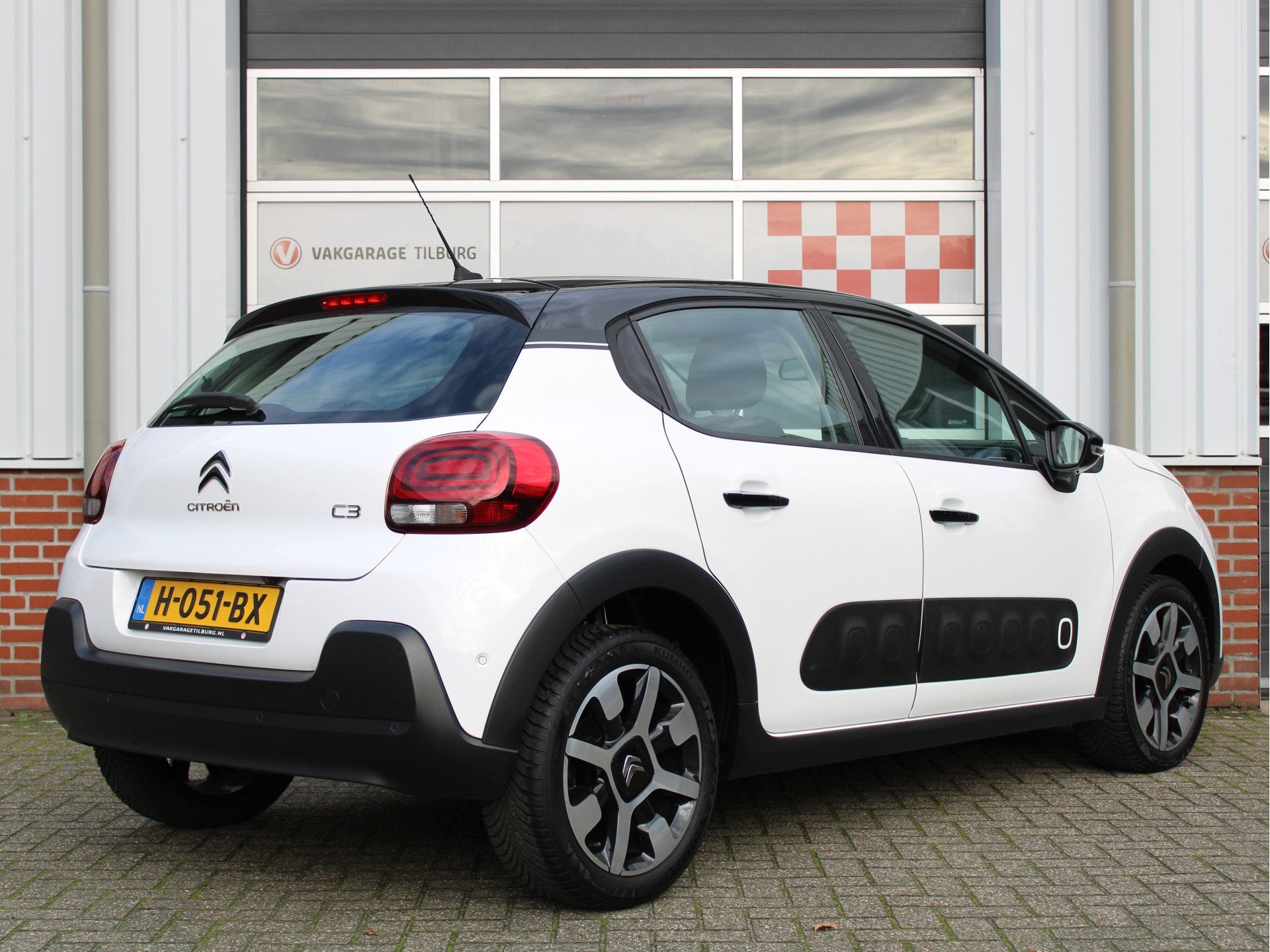 Citroën C3 1.2 PureTech 110PK S&S Business Automaat /NAVI/P, Auto's, Dealer onderhouden, Gebruikt, Euro 6, 1199 cc