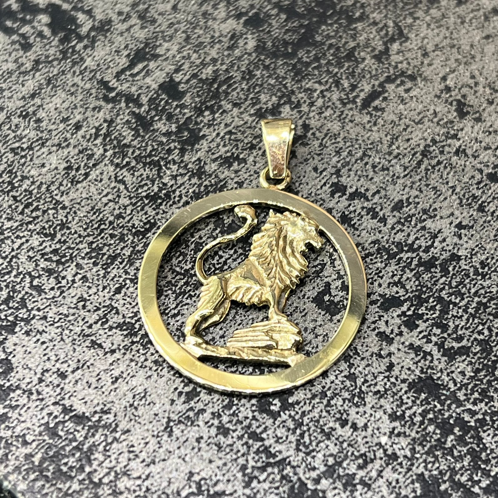 14 karaat gouden hanger leeuw massief, Ophalen of Verzenden, Zo goed als nieuw, Goud, Kruis of Symbool
