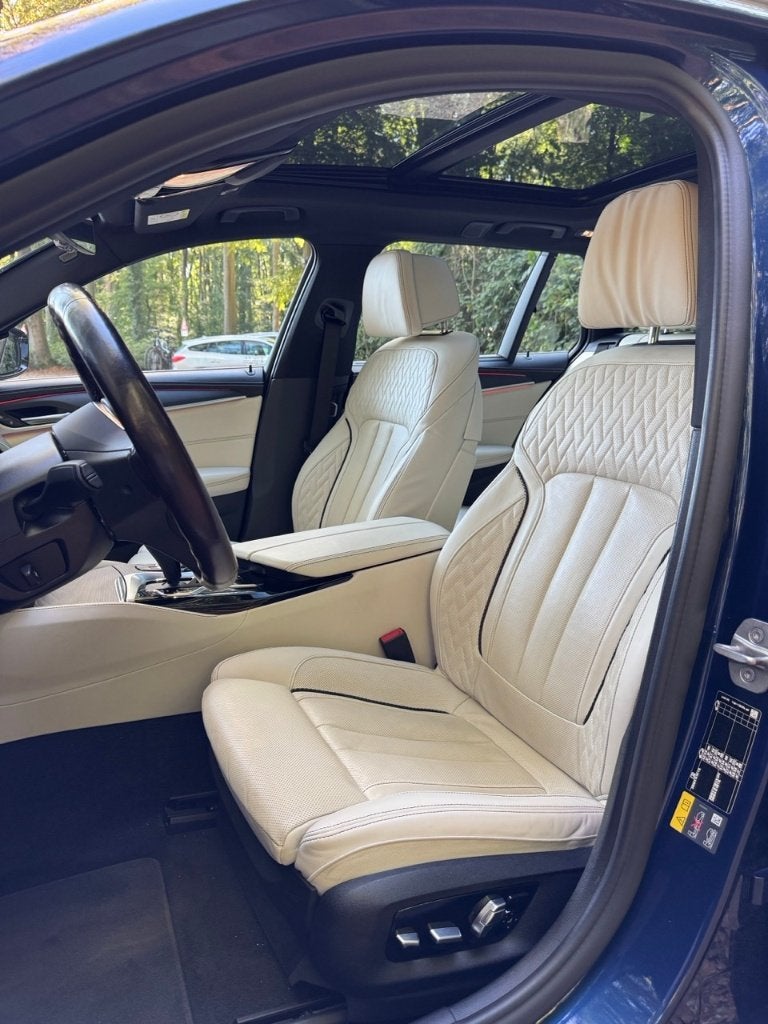 BMW 530e xDrive LuxuryLine M Individual B&W €100.176 SOH89%, Auto's, Automaat, 1935 kg, Verwarmde buitenspiegels, Beige