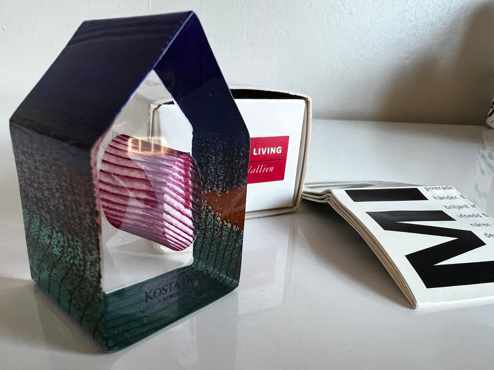 Kosta Boda Art Glass Bertil Vallien ‘Country Living’ House, Ophalen of Verzenden