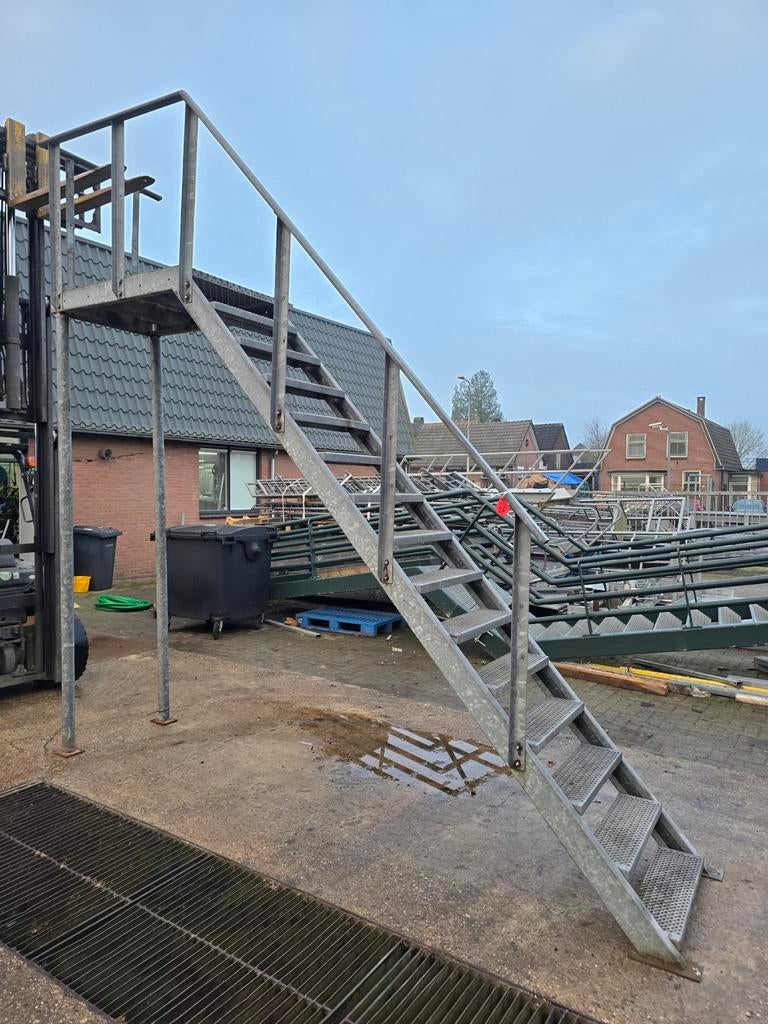 Stalen trap met bordes gegalv. Hoog 3,1 mtr. Nor024, Ophalen, Nieuw, Onbekend