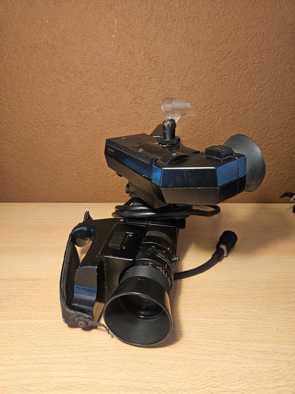 Foto 3 van Vintage Sony Video Camera HVC-2000P Trinitron

Tekst samenge