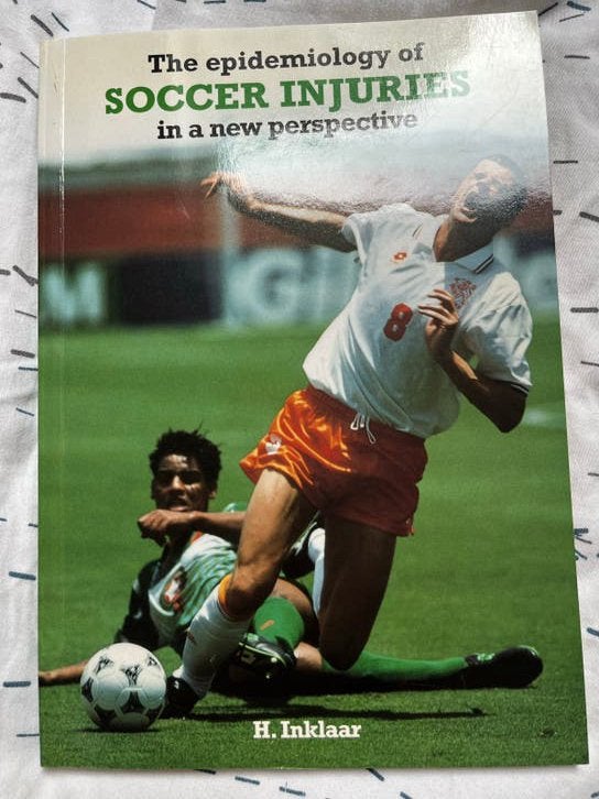 Boek: The Epidemiology of Soccer Injuries, Ophalen of Verzenden, Gelezen, Balsport