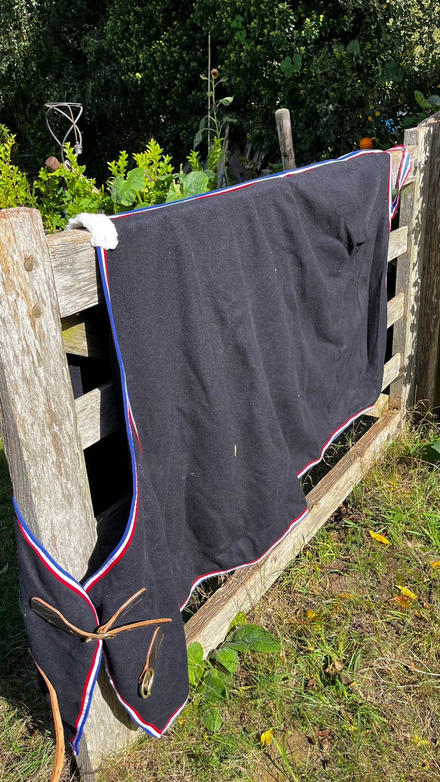 uitrijdeken paard donkerblauw met mooie bies en leren gesp, Dieren en Toebehoren, Ophalen, Zo goed als nieuw