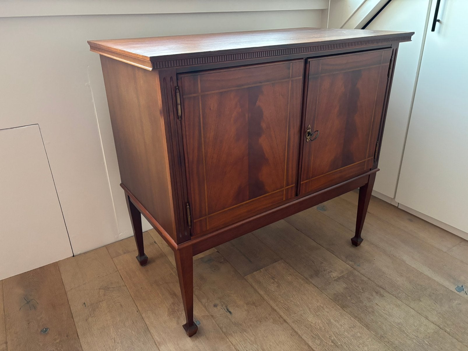 Mahonie kastje op poten - Engelse stijl, vintage, Ophalen, Met deur(en), 50 tot 100 cm, Zo goed als nieuw