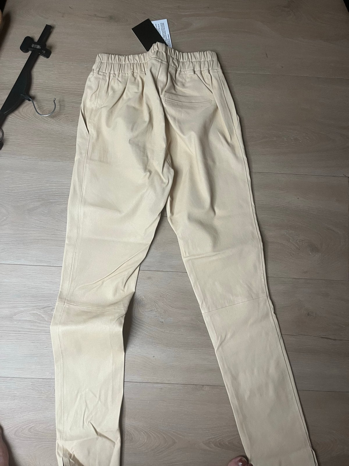 Nieuwe leren broek M van Est Seven in butter yellow, Maat 38/40 (M), Geel, Nieuw, Ophalen of Verzenden
