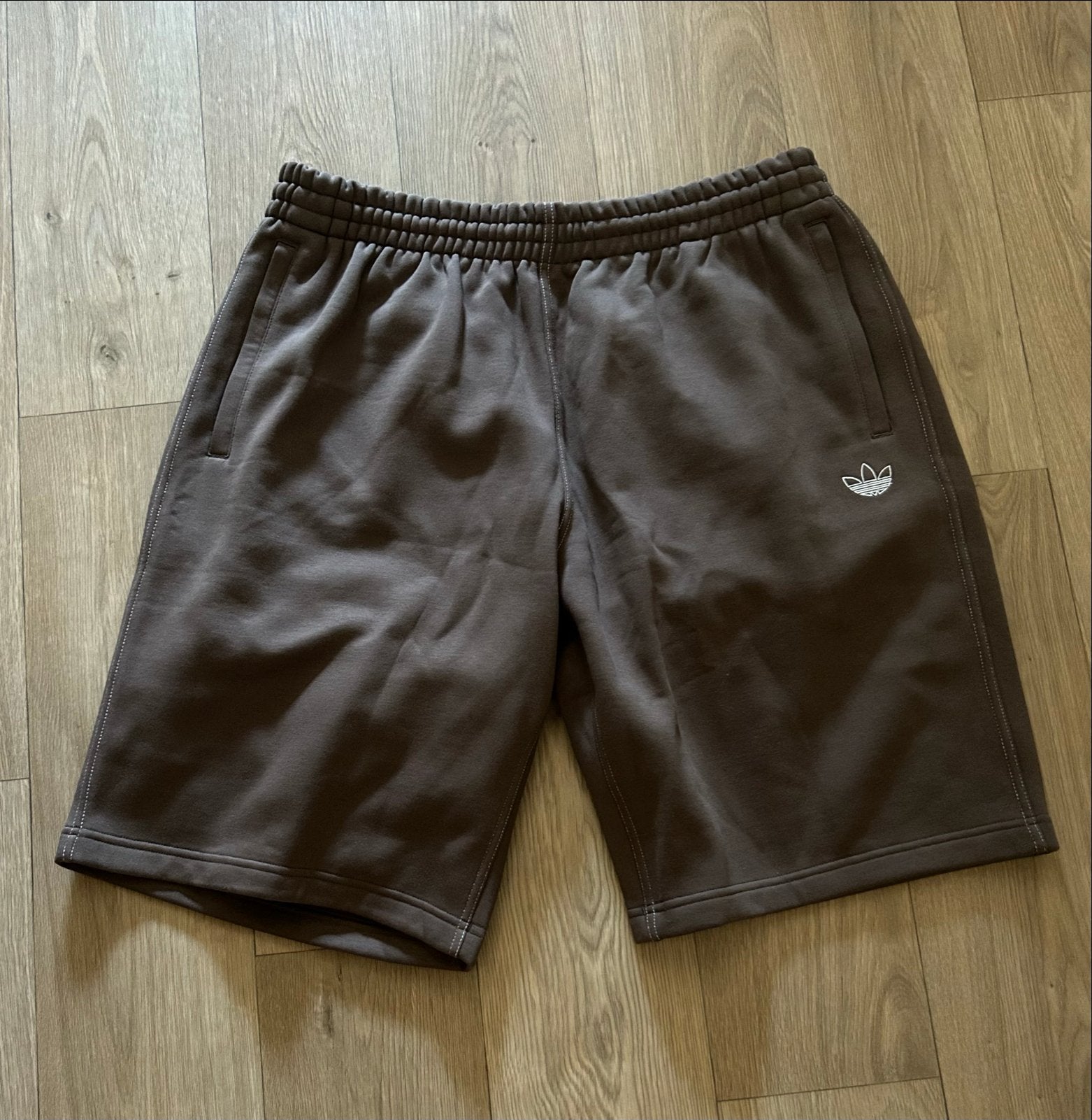 Nieuwe bruine Adidas Bermuda shorts, oversized model XL, Ophalen of Verzenden, Nieuw, Maat 56/58 (XL), Bruin