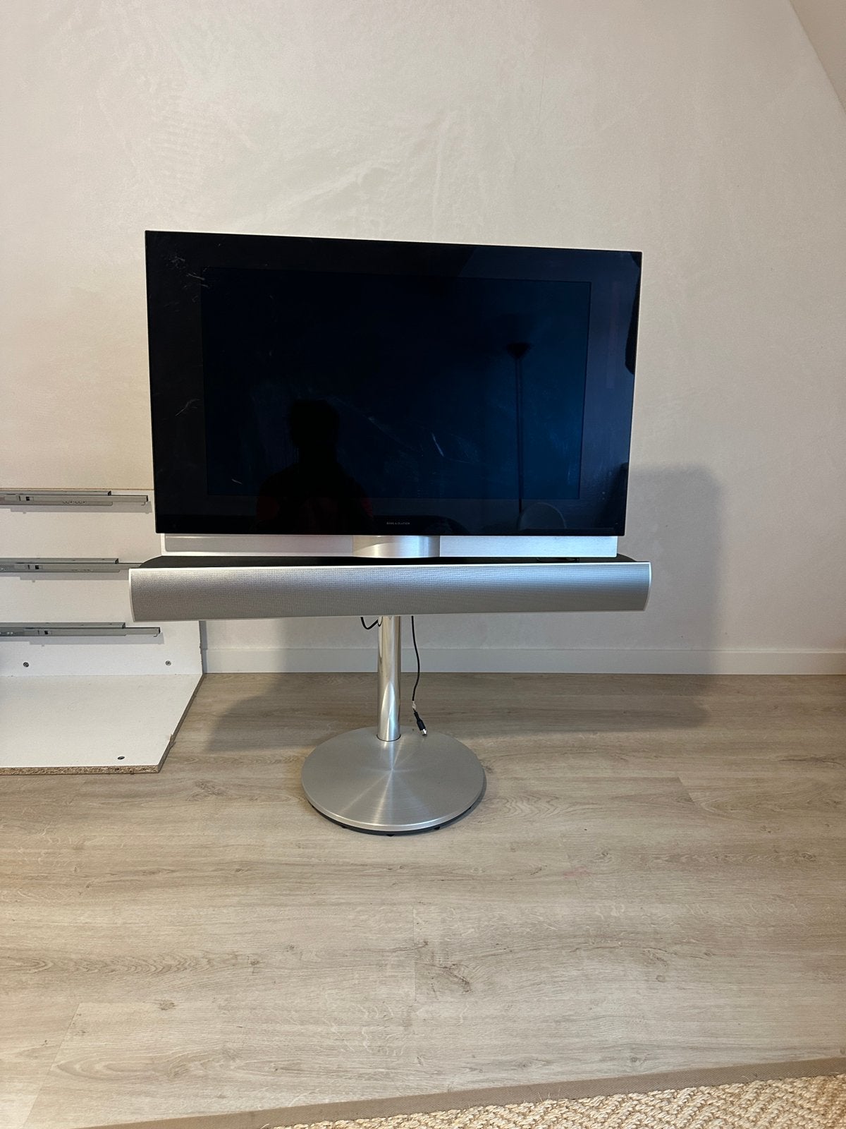 Bang & Olufsen TV met vloerstandaard, 50 Hz, Zo goed als nieuw, 100 cm of meer, Ophalen