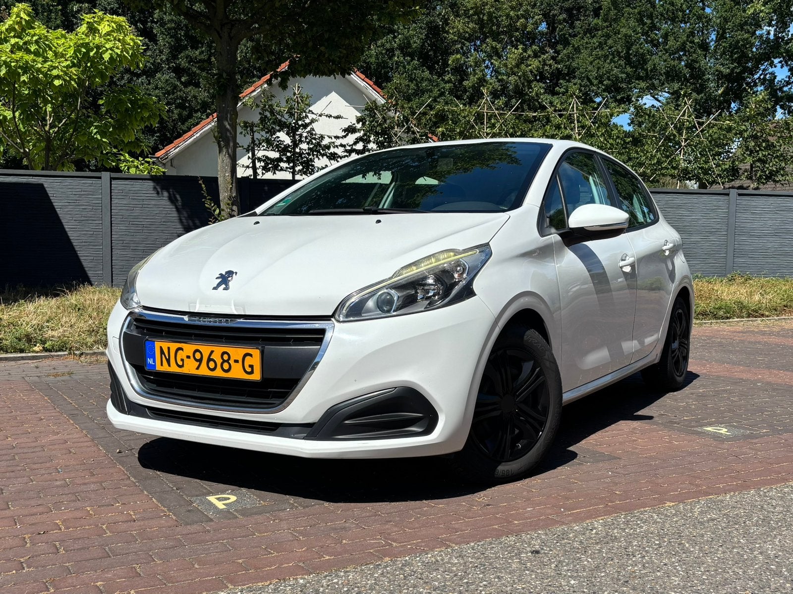 Peugeot 208 1.6 HDI 73KW 5-D 2015 Wit - Airco, Voorwielaandrijving, 4 cilinders, Wit, 1560 cc