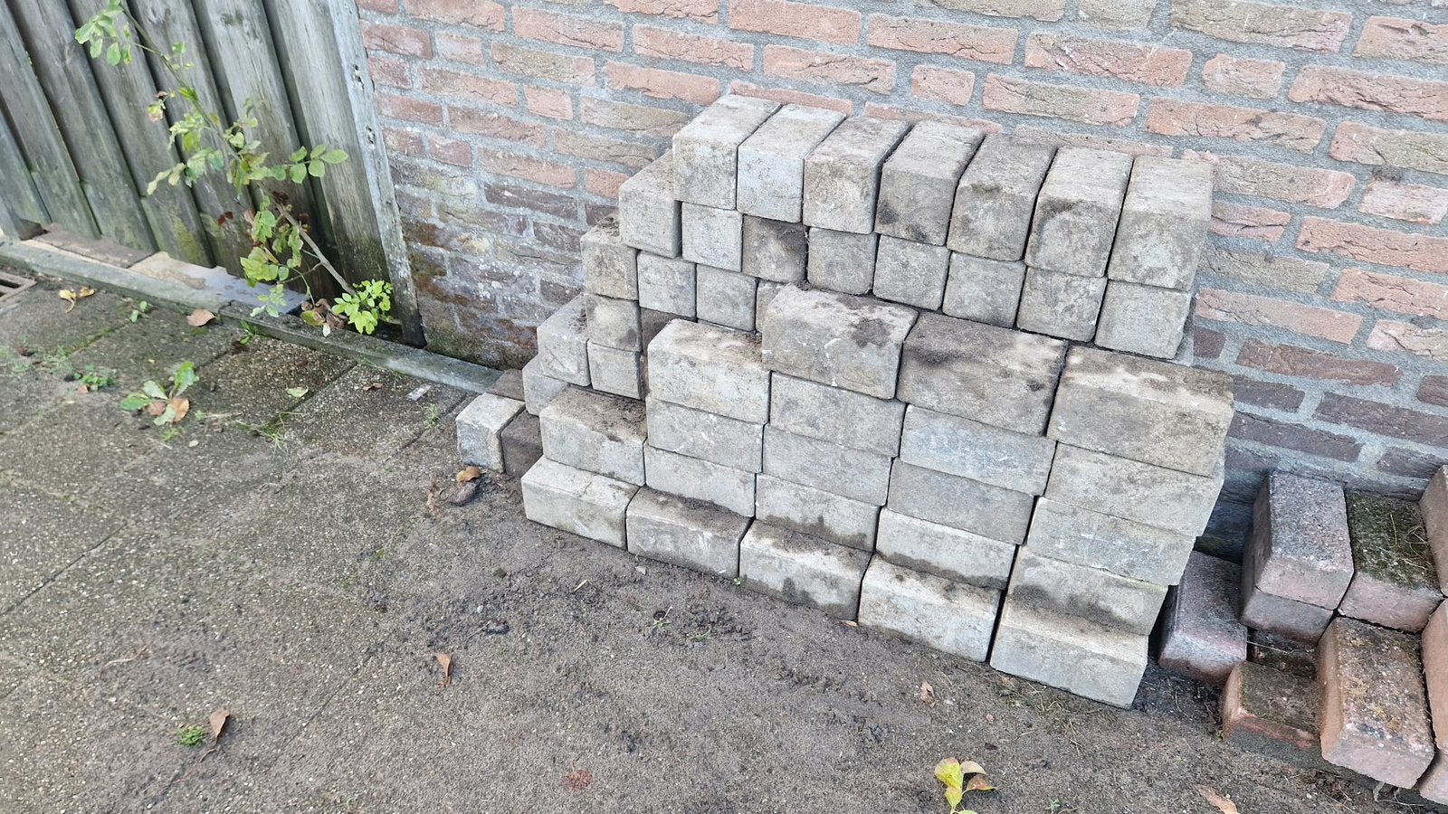 GRATIS lichtgrijze klinkers, Tuin en Terras, Ophalen, Gebruikt, Minder dan 5 m², Klinkers