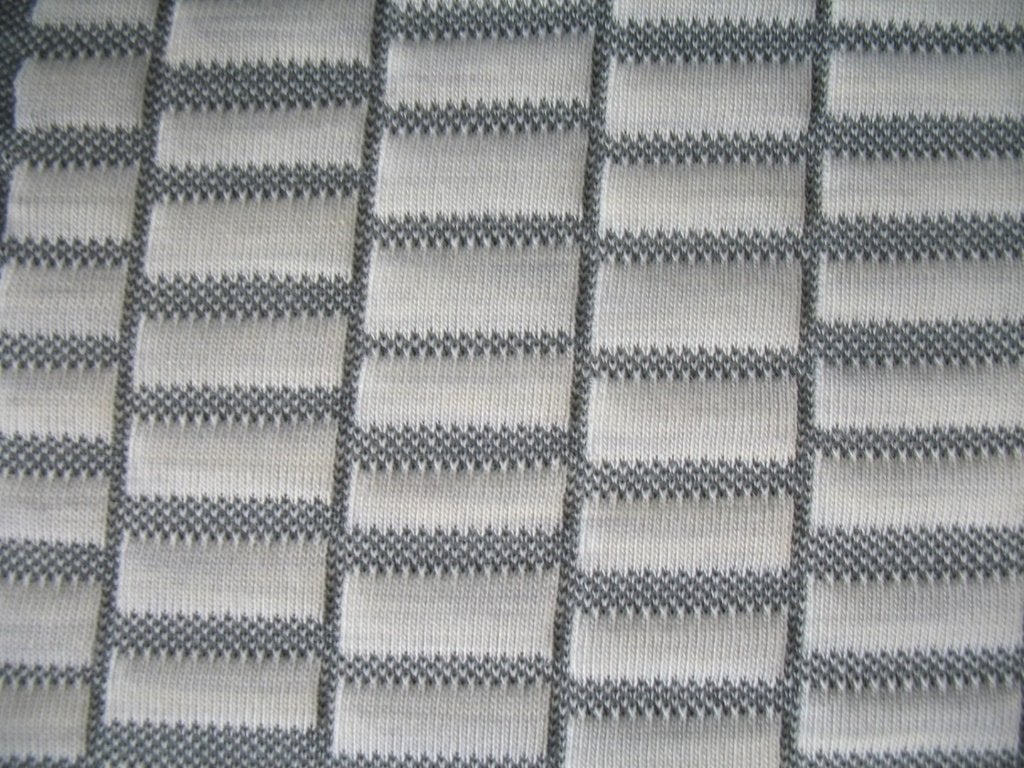 Kvadrat Canal; grijs+crème; max 6 meter meubelstof NU 50 €/M, Hobby en Vrije tijd, Wol, Meerkleurig, 120 cm of meer, Ophalen of Verzenden