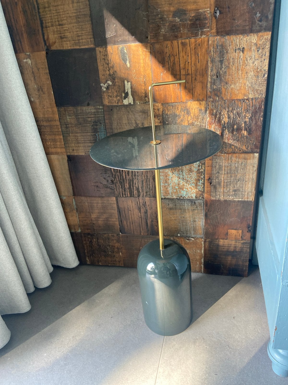Bijzettafel met rond blad en gouden accenten, Minder dan 55 cm, Gebruikt, Metaal of Aluminium, Rond