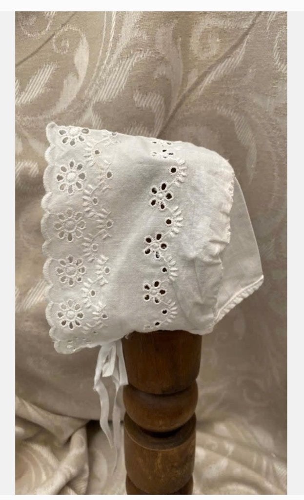 Schattig antiek broderie poppenmutsje, wit, Ophalen of Verzenden, Zo goed als nieuw, X, Kleertjes