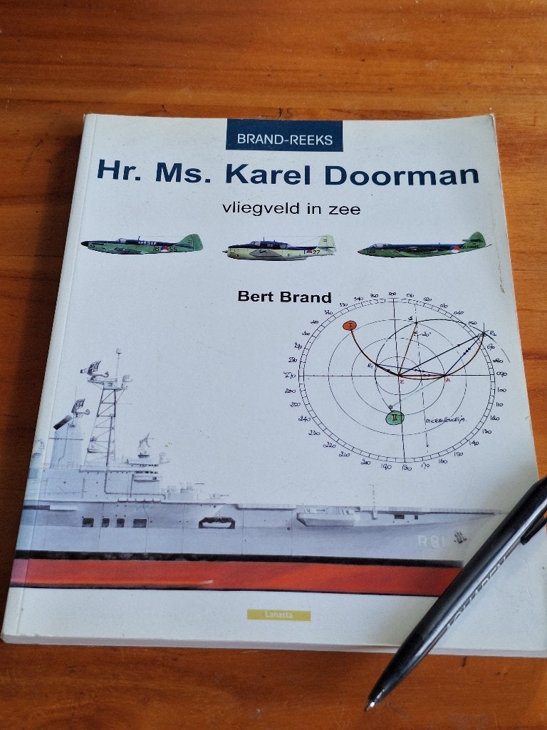 Hr. Ms. Karel Doorman - Vliegveld in zee, Boeken, Gelezen, Marine, Ophalen of Verzenden, Bert Brand