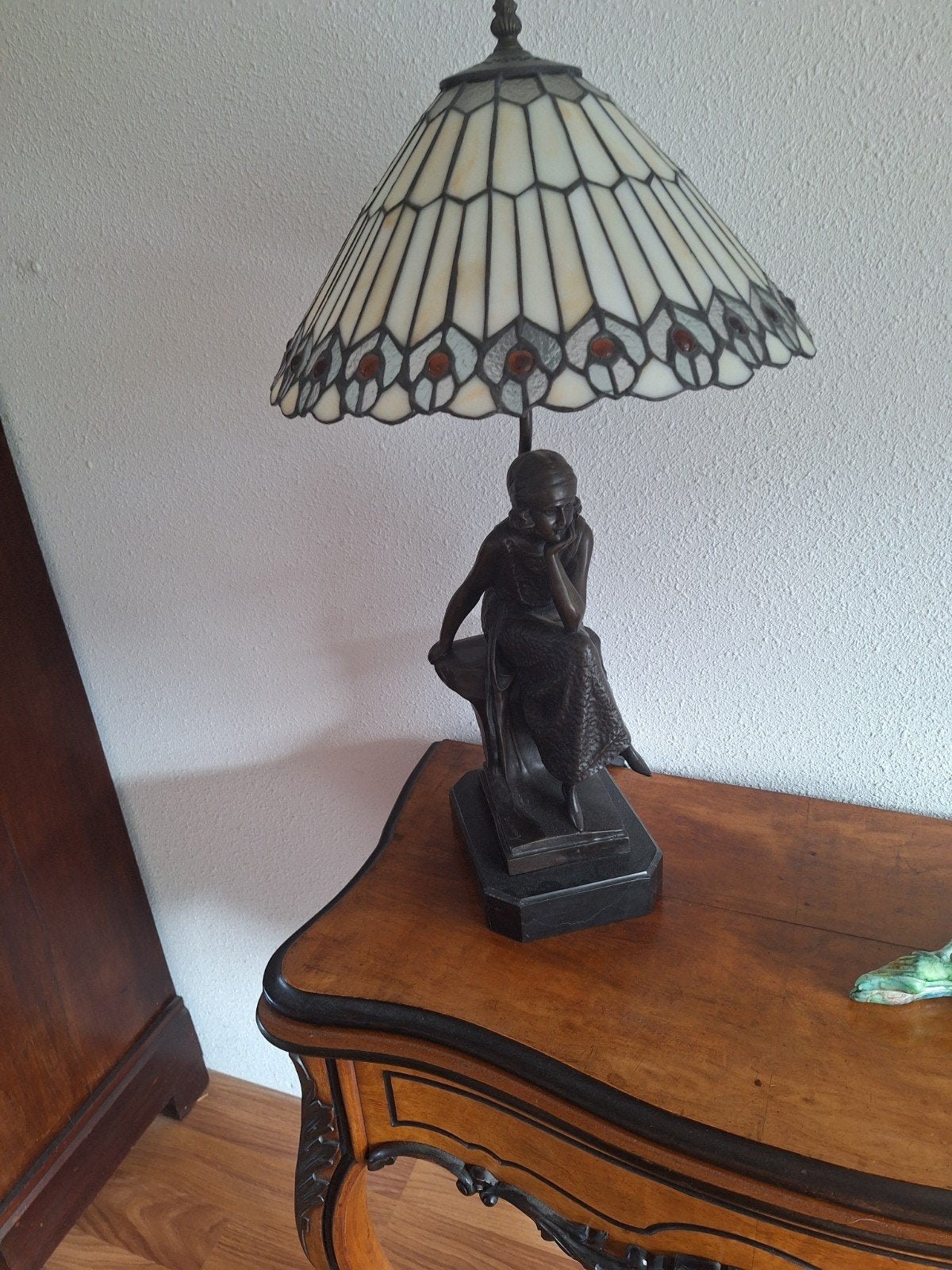 Gesigneerde Tiffany lamp met bronzen vrouwenbeeld, Ophalen