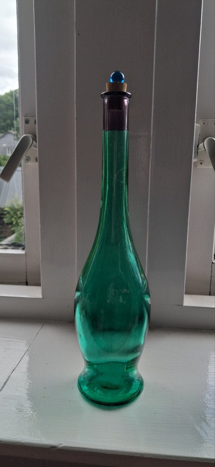 Mooie groene glazen fles met kurk en blauwe knop, Antiek en Kunst, Ophalen