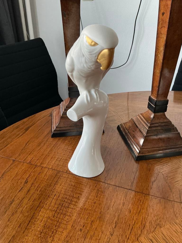 2x witte uitvoering ><Zeldzame porseleinen Ara van Royal Dux, Antiek en Kunst, Ophalen of Verzenden, Beeld, Vogel, 20 - 50 cm