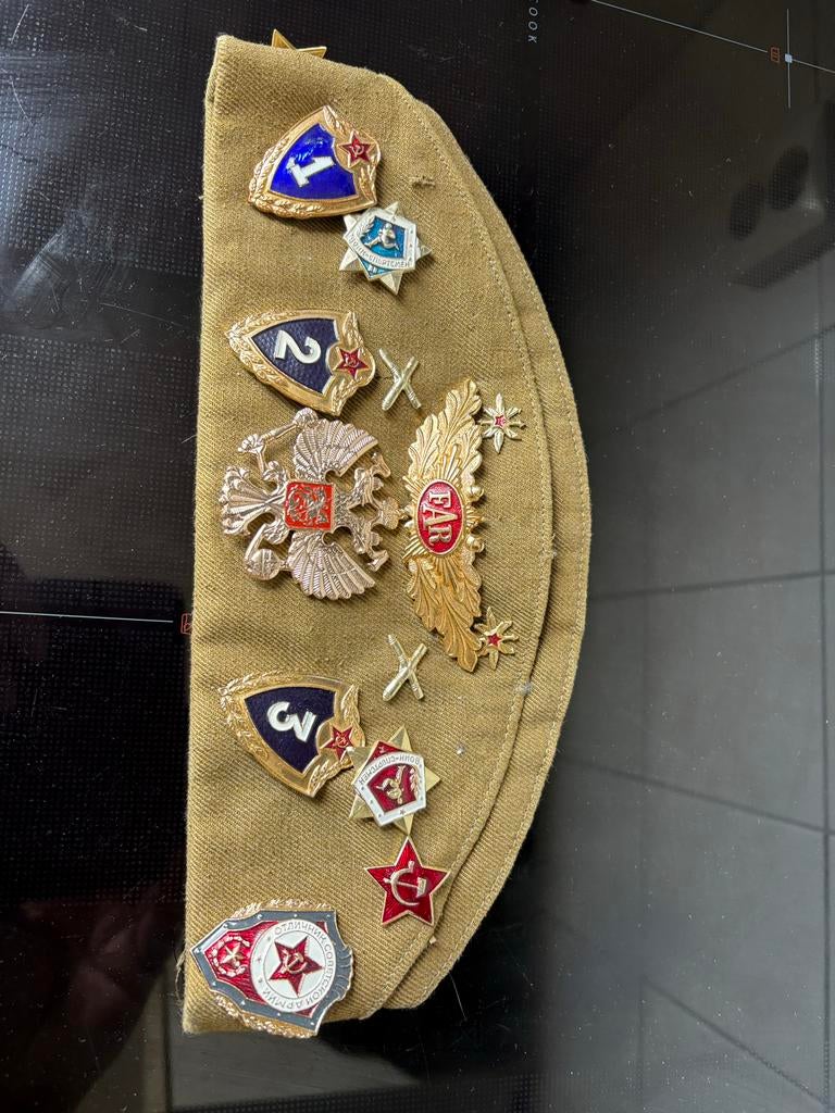 Russische militaire pet met diverse insignes