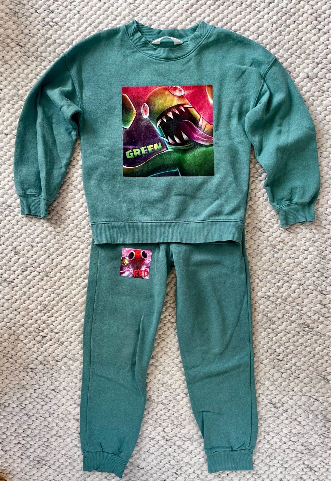 Uniek Joggingpak Rainbow Friends Maat 128, Ophalen of Verzenden, Zo goed als nieuw, Jongen of Meisje, Setje