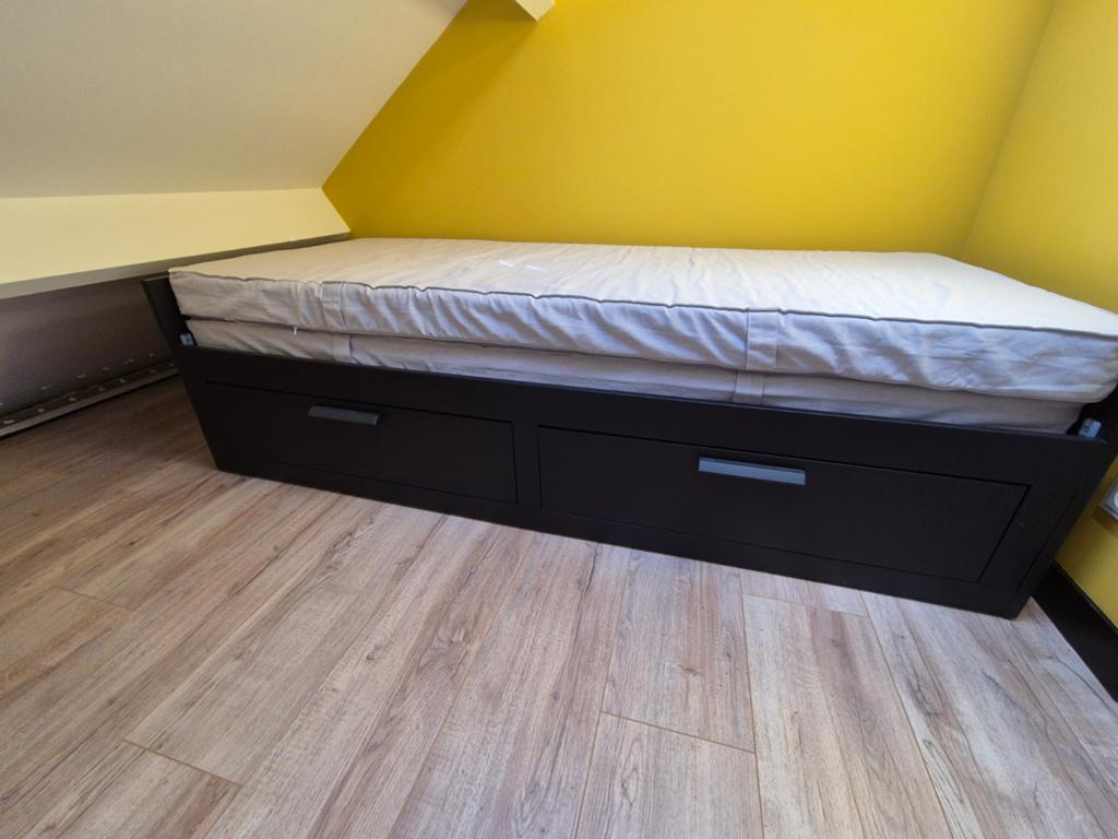 1 persoon bed zeer nette staat 90x200, Huis en Inrichting, Slaapkamer | Bedden, Verstelbaar, 90 cm, Zwart, Tweepersoons