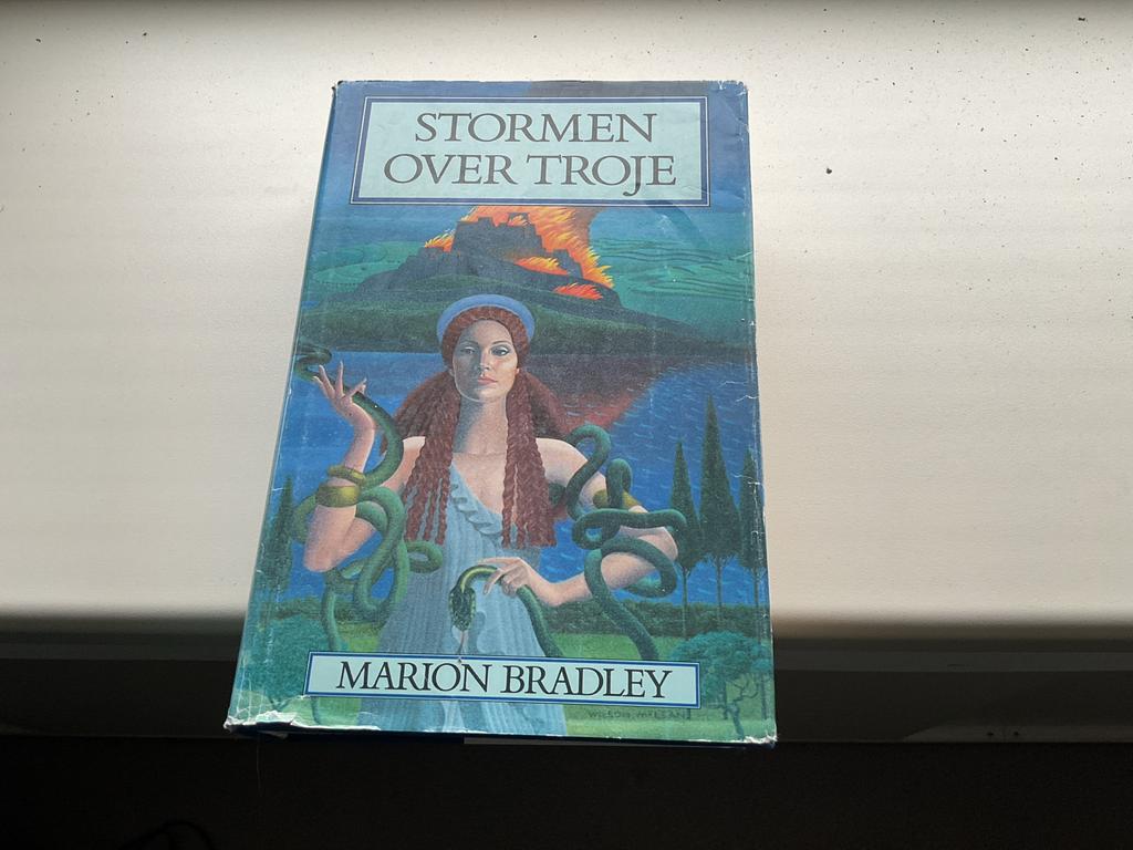 Stormen Over Troje - Marion Bradley, Ophalen of Verzenden, Gelezen