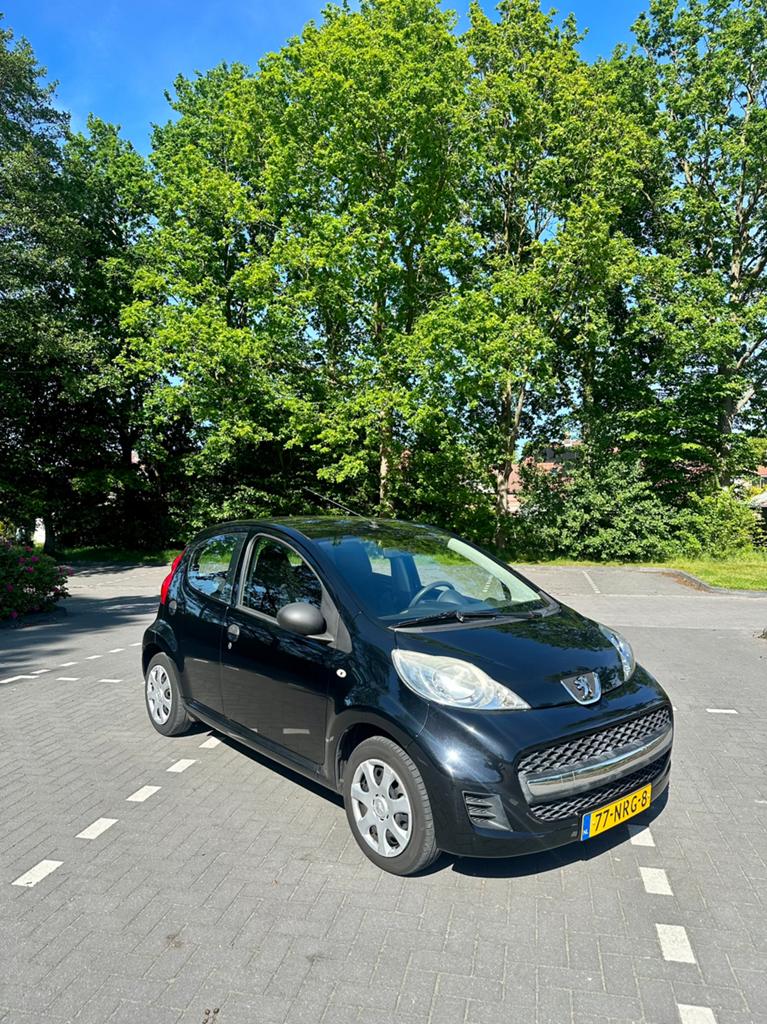 Peugeot 107 1.0 12V 5DR 2010 Zwart, Auto's, Voorwielaandrijving, Stof, 4 stoelen, Origineel Nederlands