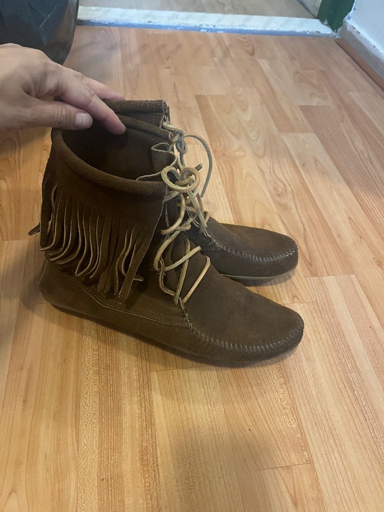 Minnetonka Suede laarsjes 38, Bruin, Lage of Enkellaarzen, Ophalen of Verzenden, Zo goed als nieuw