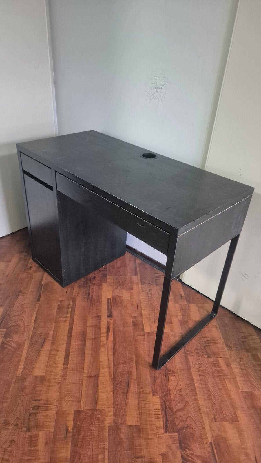 Zwart IKEA bureau met lichte gebruikssporen, Ophalen