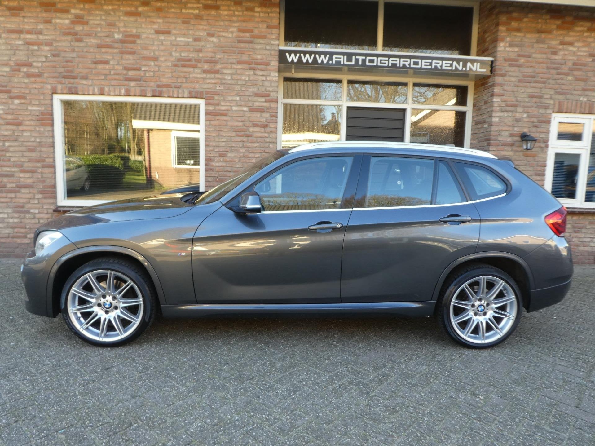 BMW X1 SDrive20i High Executive Automaat / M Pakket / Leder, Auto's, Dealer onderhouden, 4 cilinders, Automatische klimaatregeling