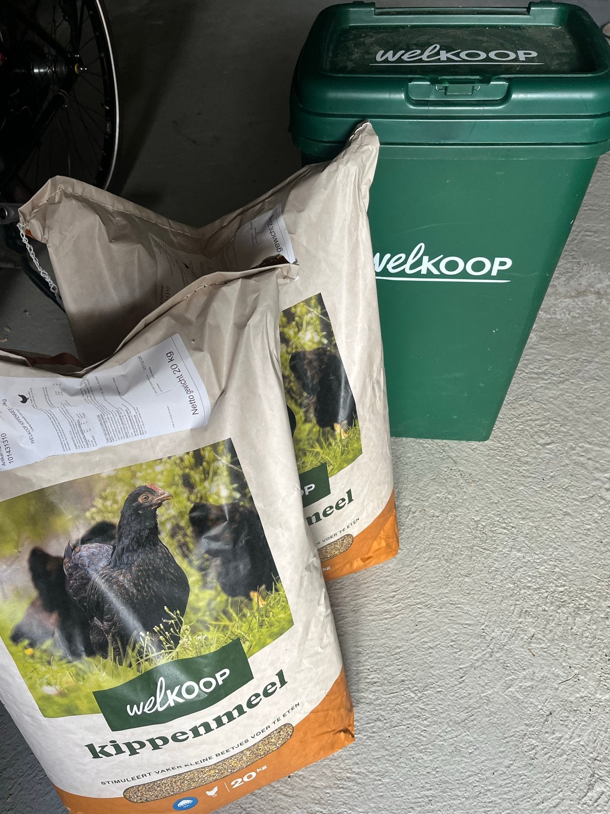 2x 20KG Welkoop kippenmeel + bewaarbak, Ophalen, Drinken en Voederen
