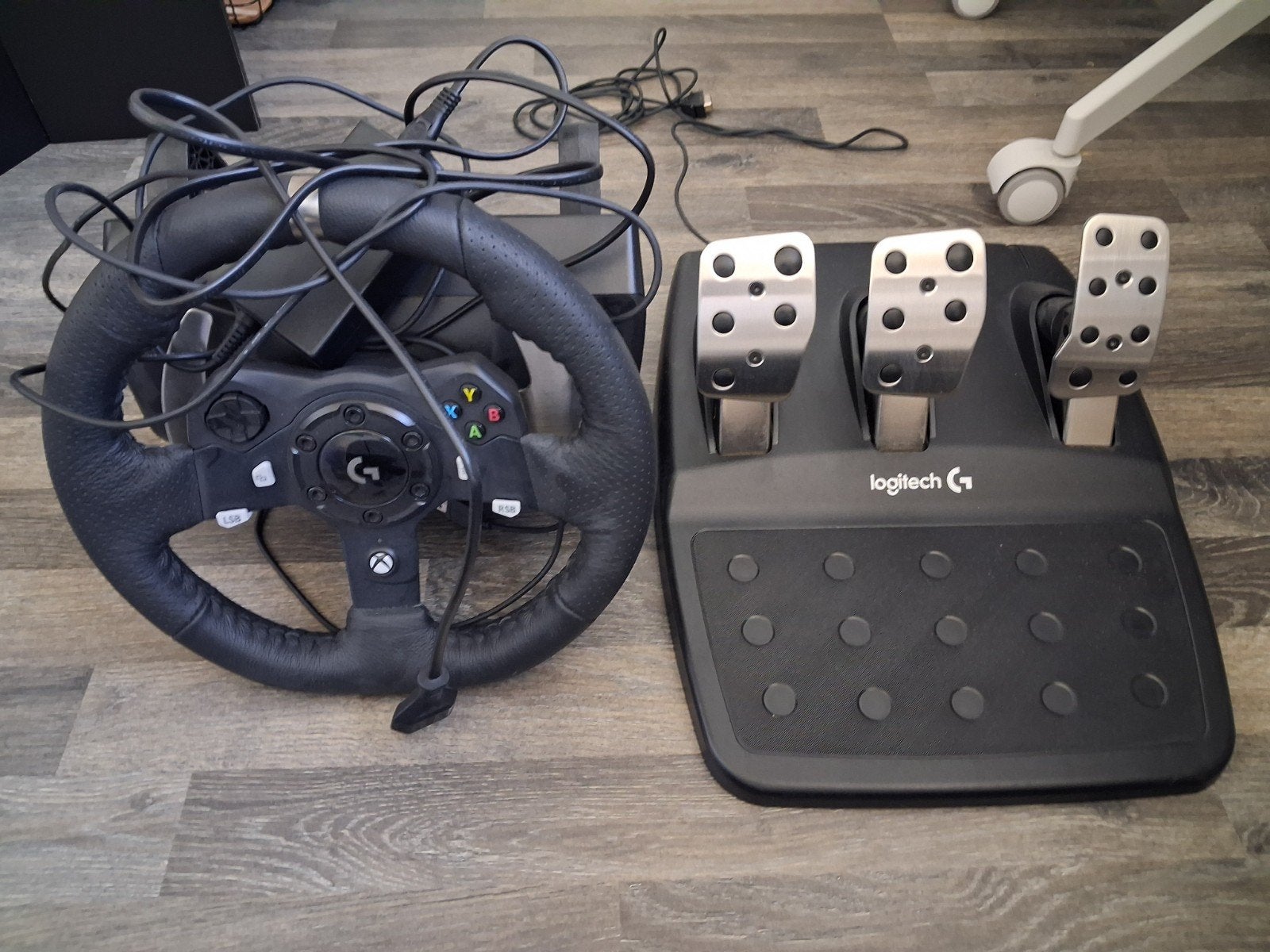 Logitech Racestuur met Pedalen voor Xbox en PC, Spelcomputers en Games, Ophalen of Verzenden, Zo goed als nieuw, Stuurtje of Sportattribuut