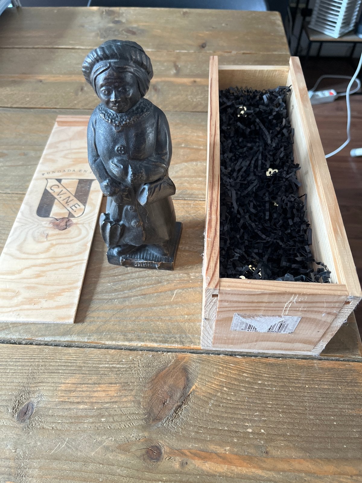 Vintage houten beeldje 'SARA' in kistje, Ophalen