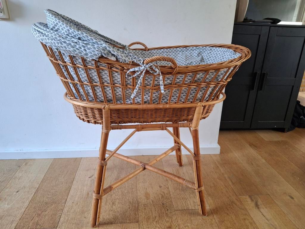 rieten rotan baby wieg met standaard en bekleding, Ophalen, Zo goed als nieuw, Wieg