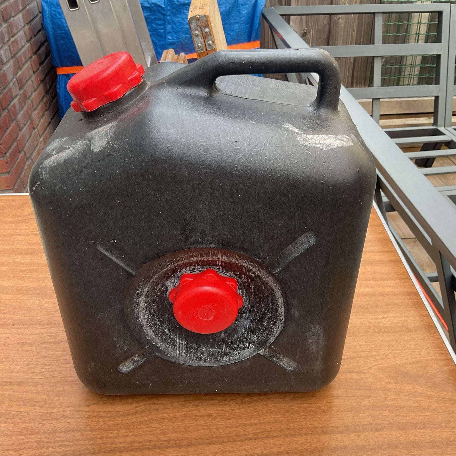 Vuilwatertank - Robuuste zwarte tank met rode doppen, Ophalen of Verzenden, Gebruikt
