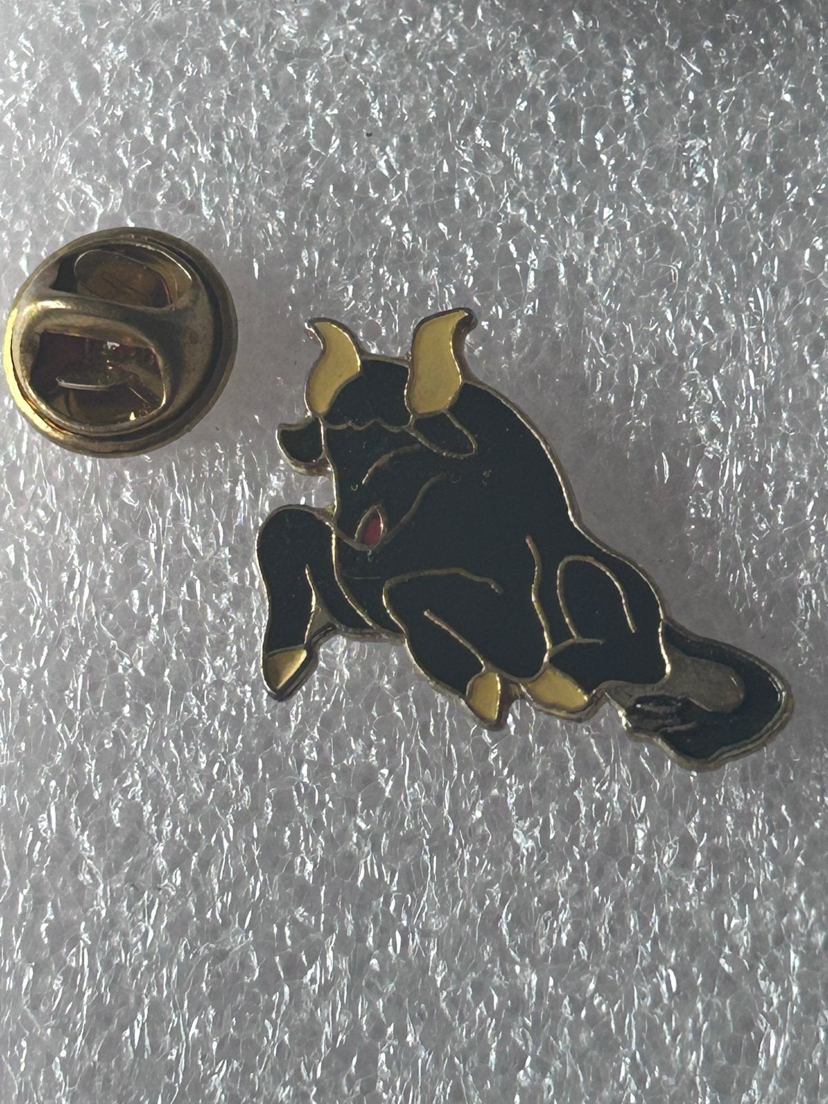 Zwarte Stier Speldje - Uniek Design, Ophalen of Verzenden, Gebruikt, Dier of Natuur, Speldje of Pin