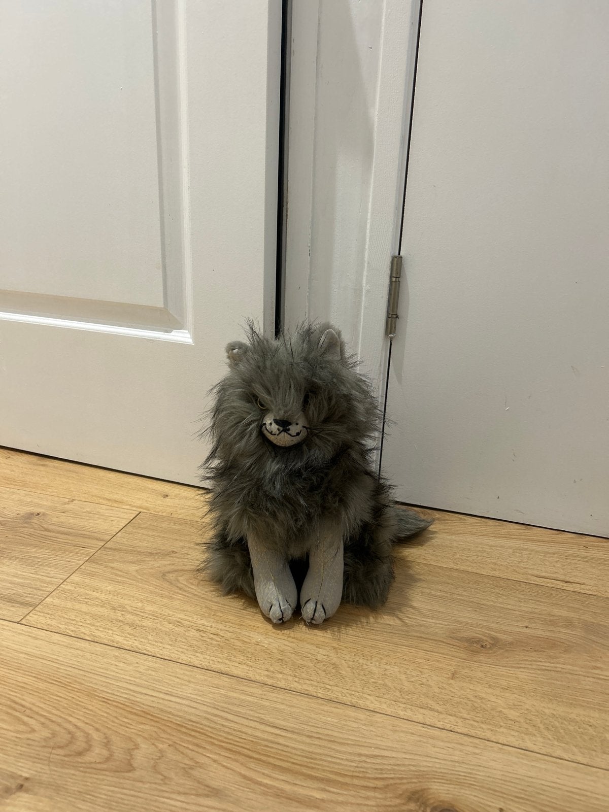 Schattige grijze pluizige kat deurstop, Ophalen, Zo goed als nieuw