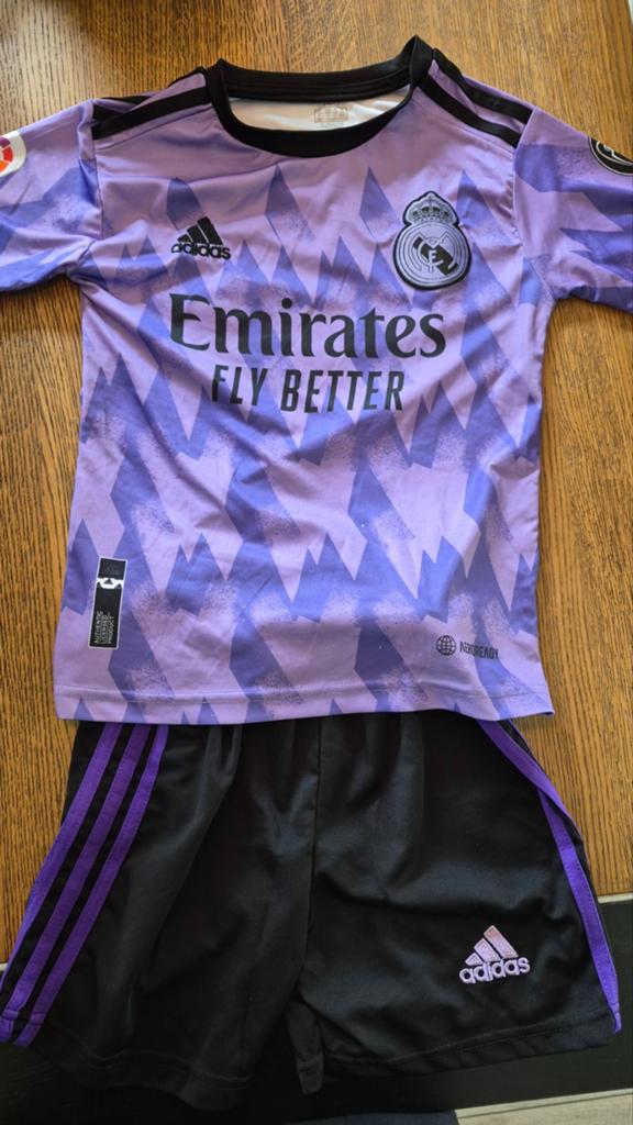 Real Madrid Voetbalpakje Benzema Maat 140, Adidas, Ophalen of Verzenden, Zo goed als nieuw, Setje