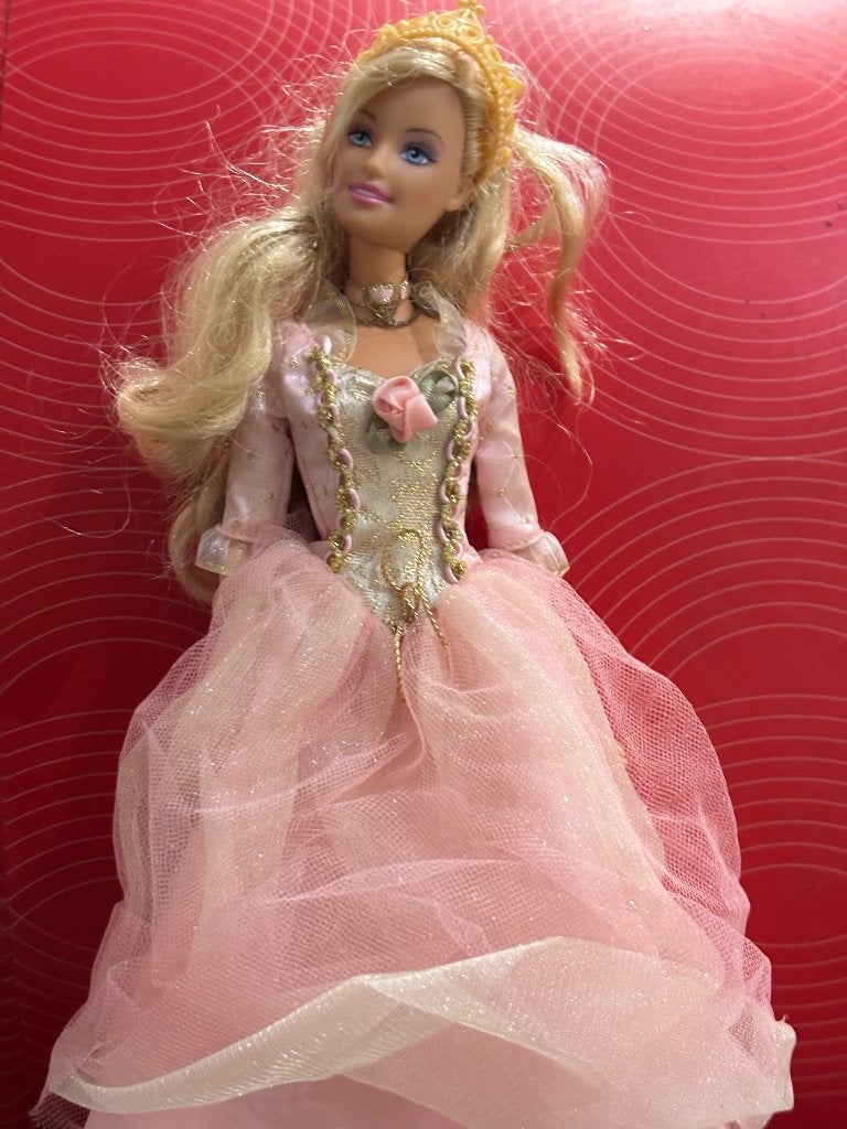 Barbie Prinses Anneliese uit de Prinses en de bedelaar 2004, Verzamelen, Poppen, Ophalen of Verzenden, Zo goed als nieuw, Pop