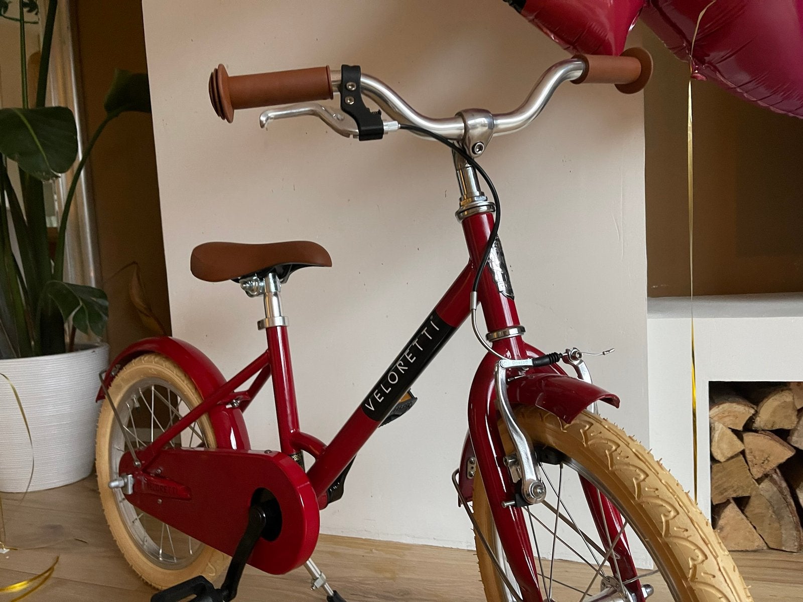 Rood Veloretti kinderfietsje met helm, Ophalen, Zo goed als nieuw, Minder dan 16 inch