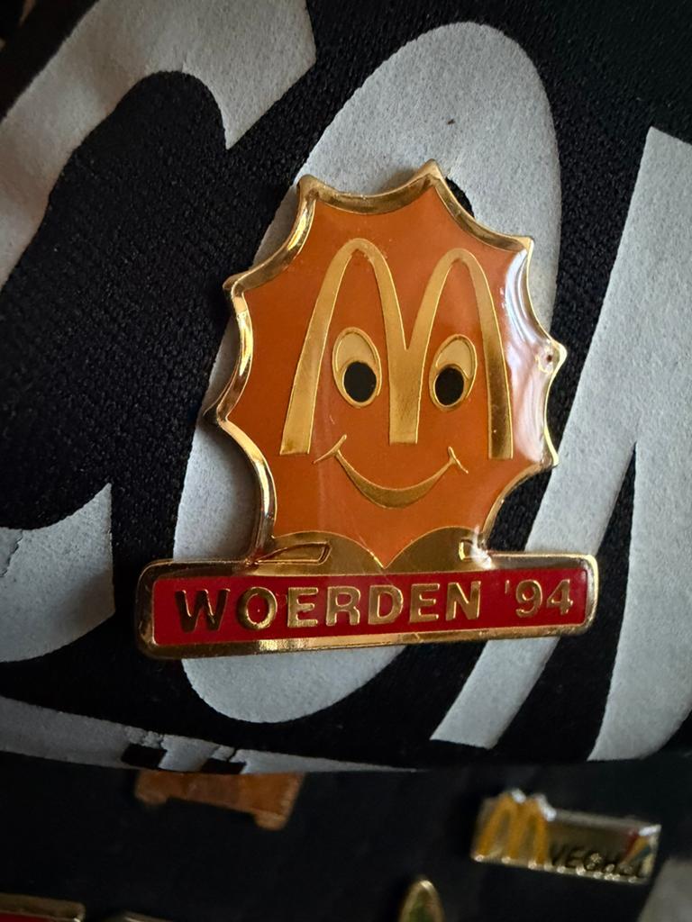 Vintage McDonald's Woerden '94 Pin Speldje, Verzamelen, Speldjes, Pins en Buttons, Ophalen of Verzenden, Gebruikt, Merk, Speldje of Pin